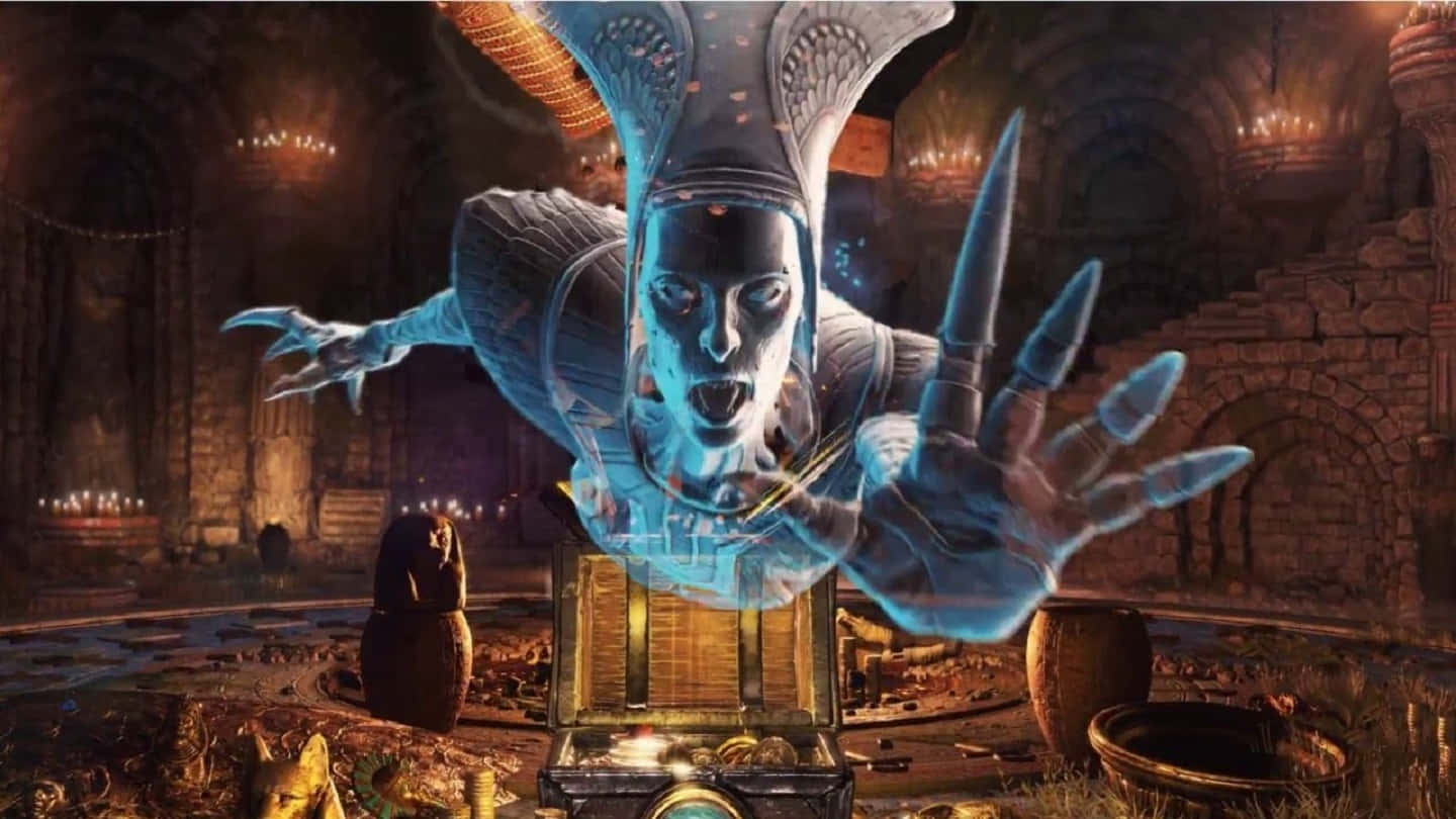 「收拾行裝，加入 Strange Brigade！」 壁紙 — 一個發光藍色幽靈木乃伊，帶有鋒利爪子，從一個充滿金色文物和閃爍火把的古埃及墓穴中出現。