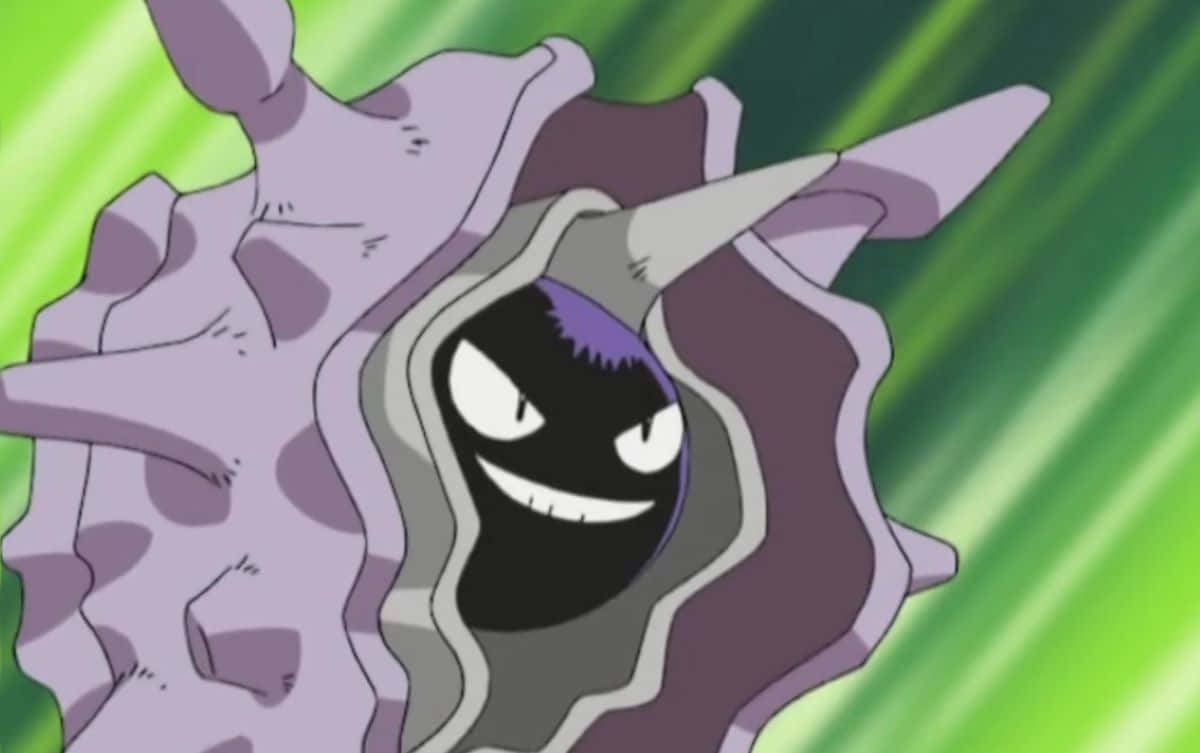 攻擊中的 Cloyster 壁紙 — 一隻帶有寬闊笑容和尖銳牙齒的威脅性紫色寶可夢，在帶有條紋的綠色背景上從殼中爆出。