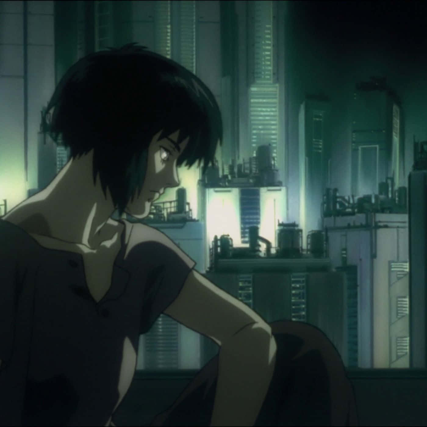 《攻殼機動隊》 壁紙 — 一個孤獨的動漫女孩，短黑髮，坐在昏暗的未來城市夜景中，凝視著發光的摩天大樓。