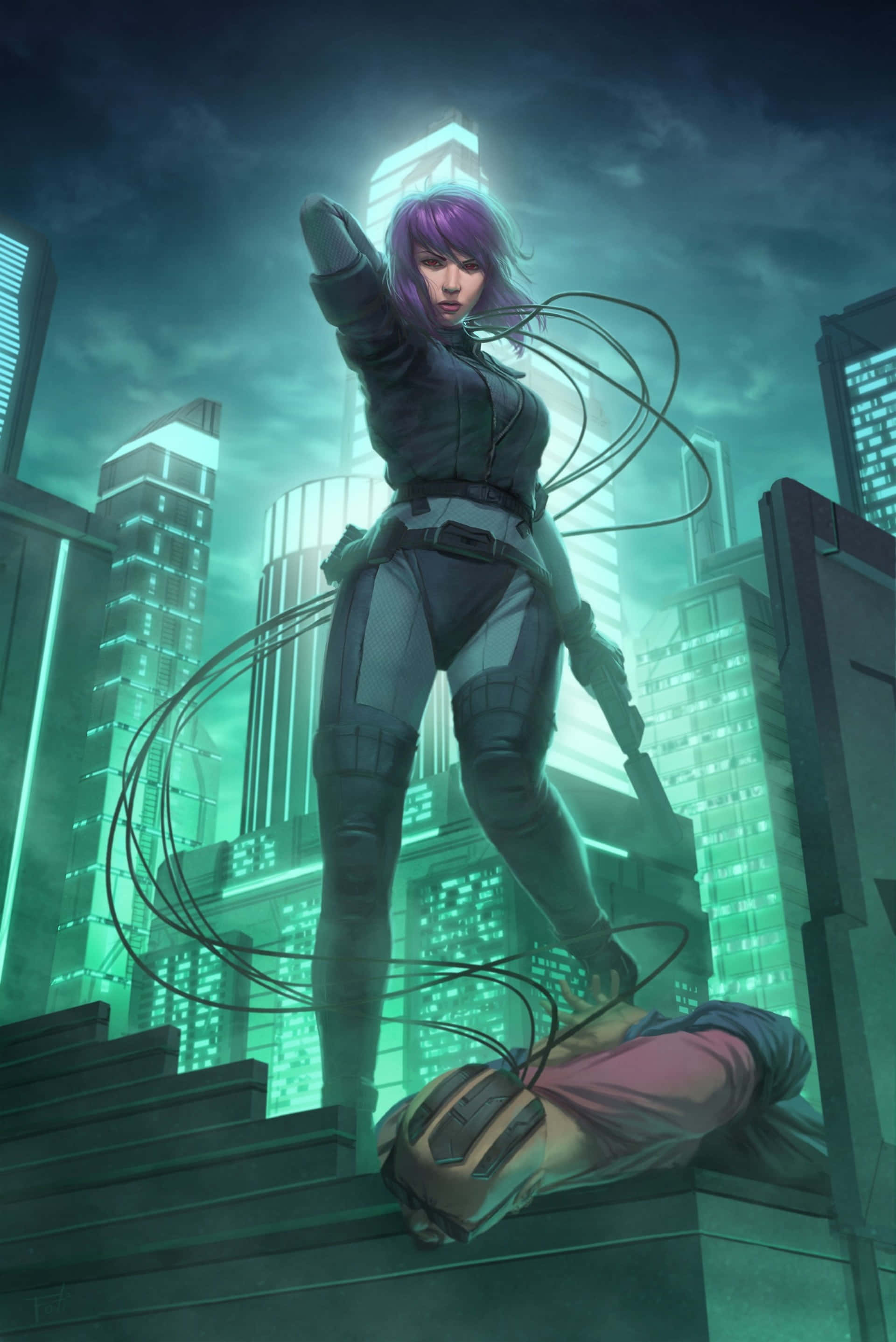 《攻殼機動隊》經典畫面：主角凝視城市天際線。 壁紙 — 一位紫髮女義警站在城市樓梯上，在夜晚揮舞鞭子，背景是發光的霓虹天際線。