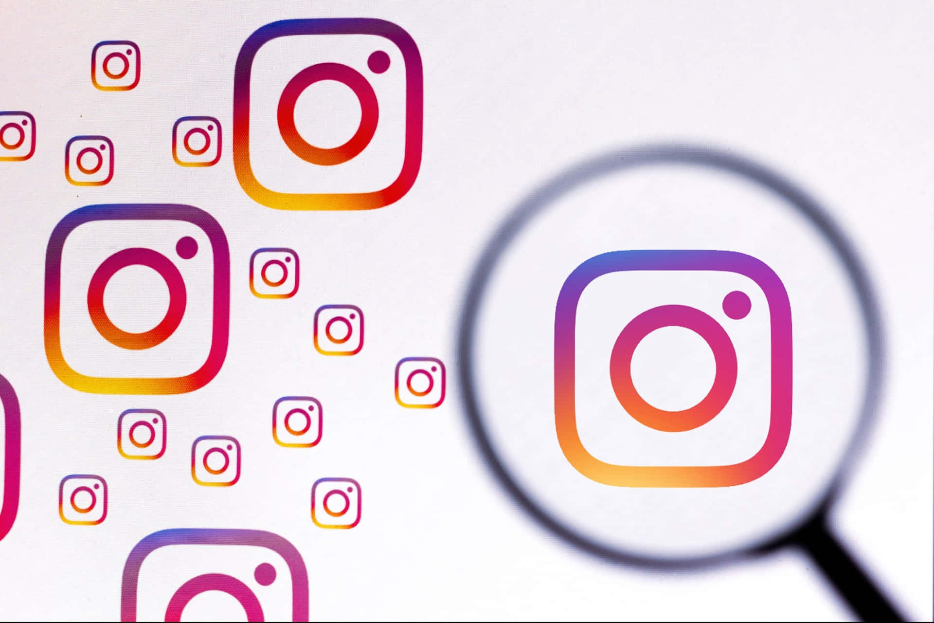 放大鏡突出顯示Instagram標誌，帶有浮動的應用程式圖標。