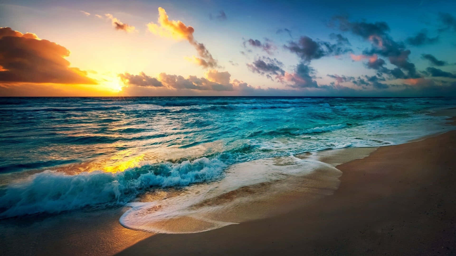海洋上的夕陽，海浪沖刷沙灘