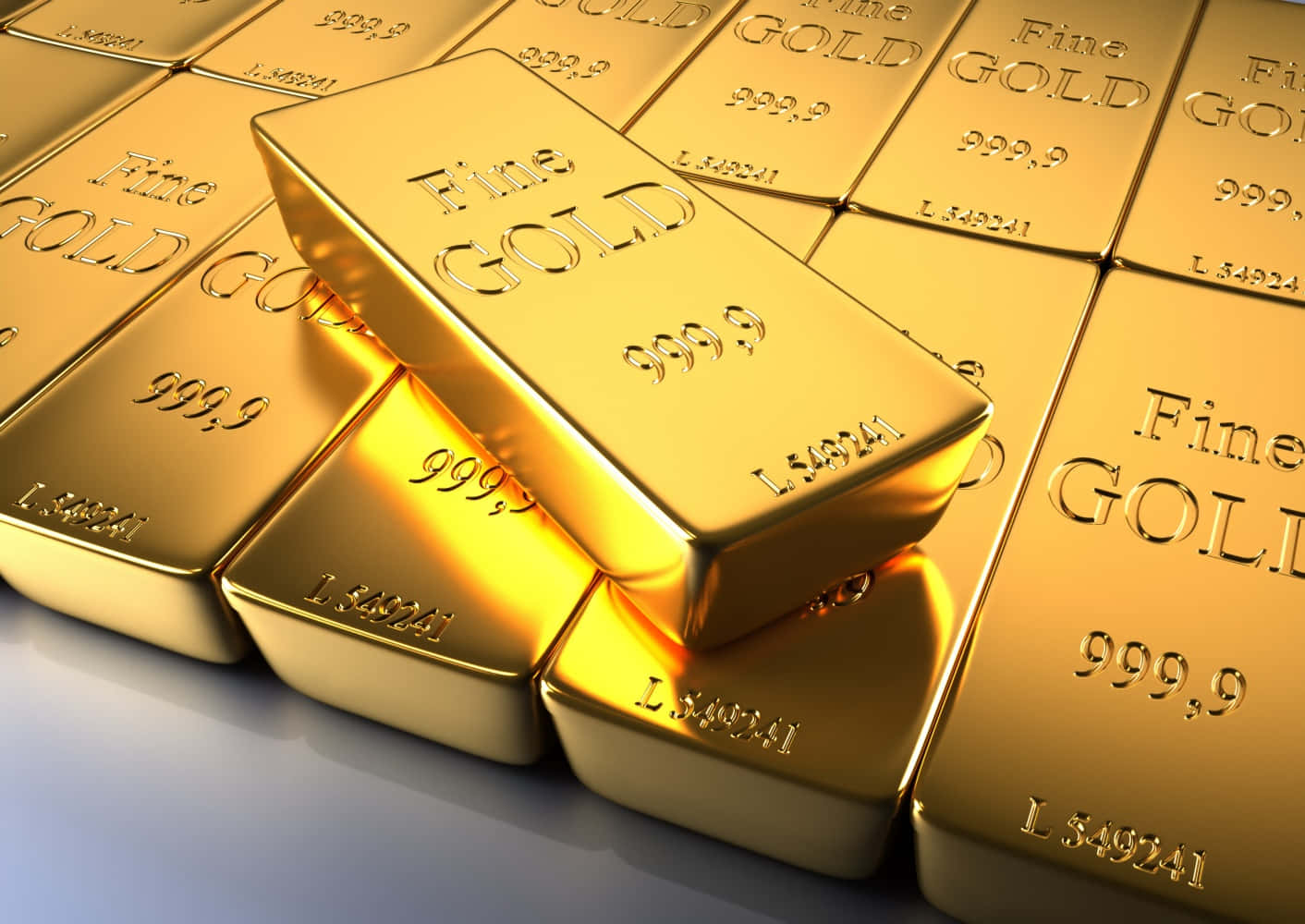 放大金屬的魔力 壁紙 — 閃亮的金條標示為純金999.9，堆疊成閃閃發光的一堆，表面反光。