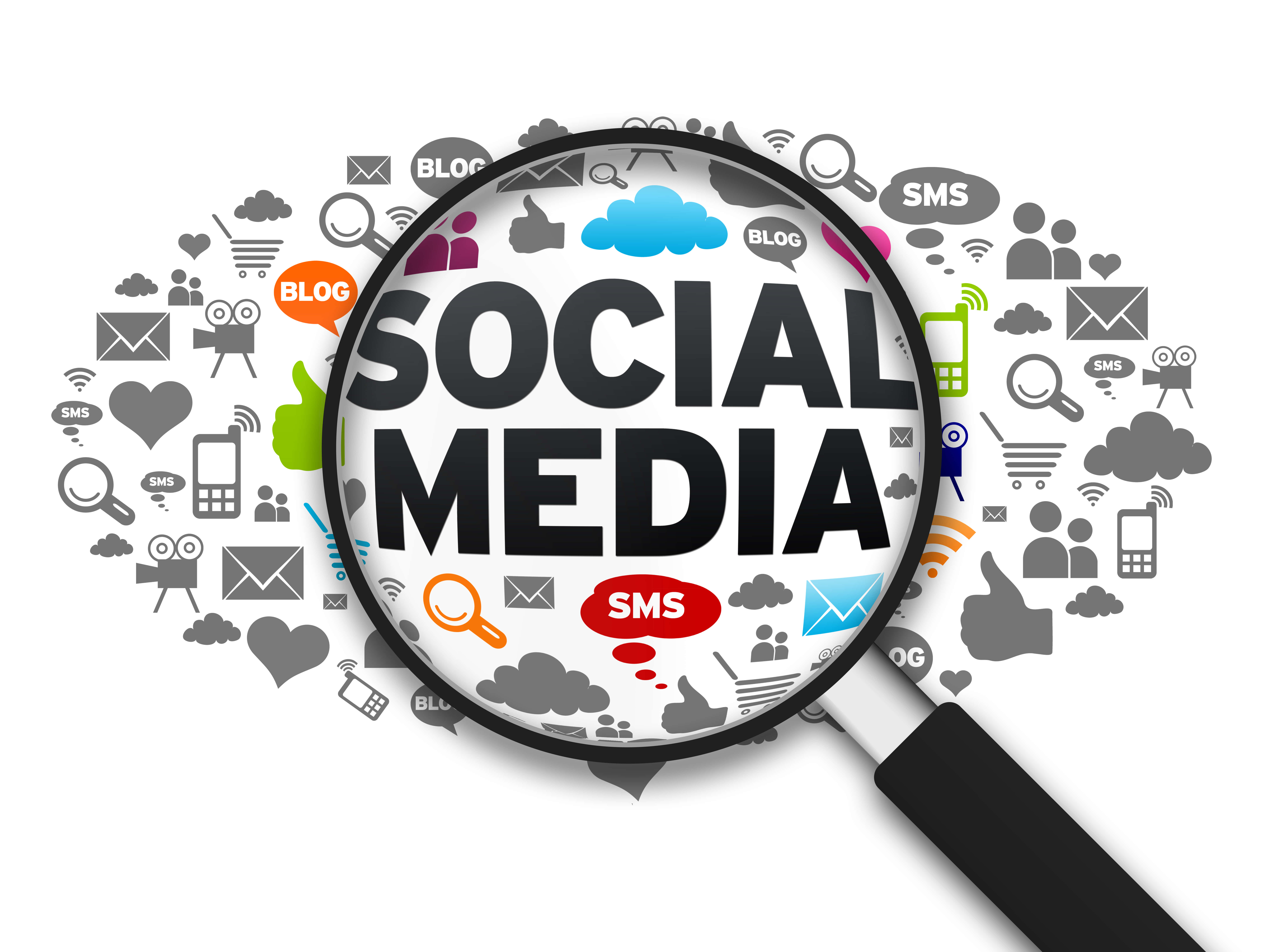 Social Media 桌布 壁紙 — 放大鏡聚焦在「SOCIAL MEDIA」字樣上，周圍環繞著SMS、博客和豎起拇指等圖標，背景為白色。