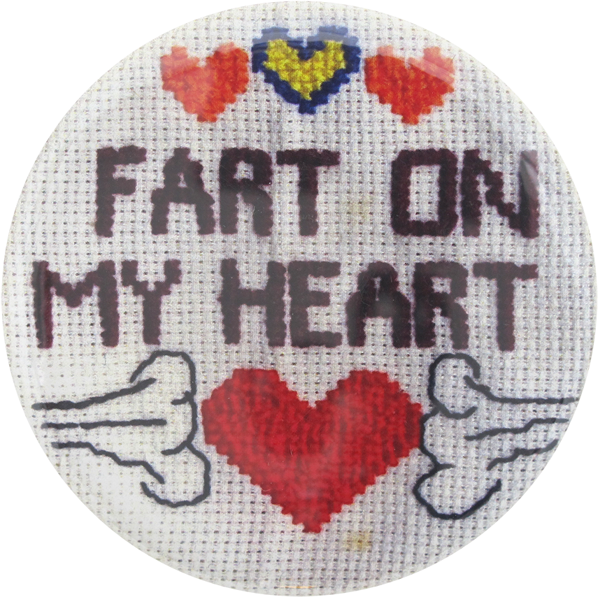 放屁在我心十字繡 壁紙 — 一個圓形十字繡作品，粗體文字寫著「FART ON MY HEART」，周圍環繞著像素化心形和帶翅膀的手。