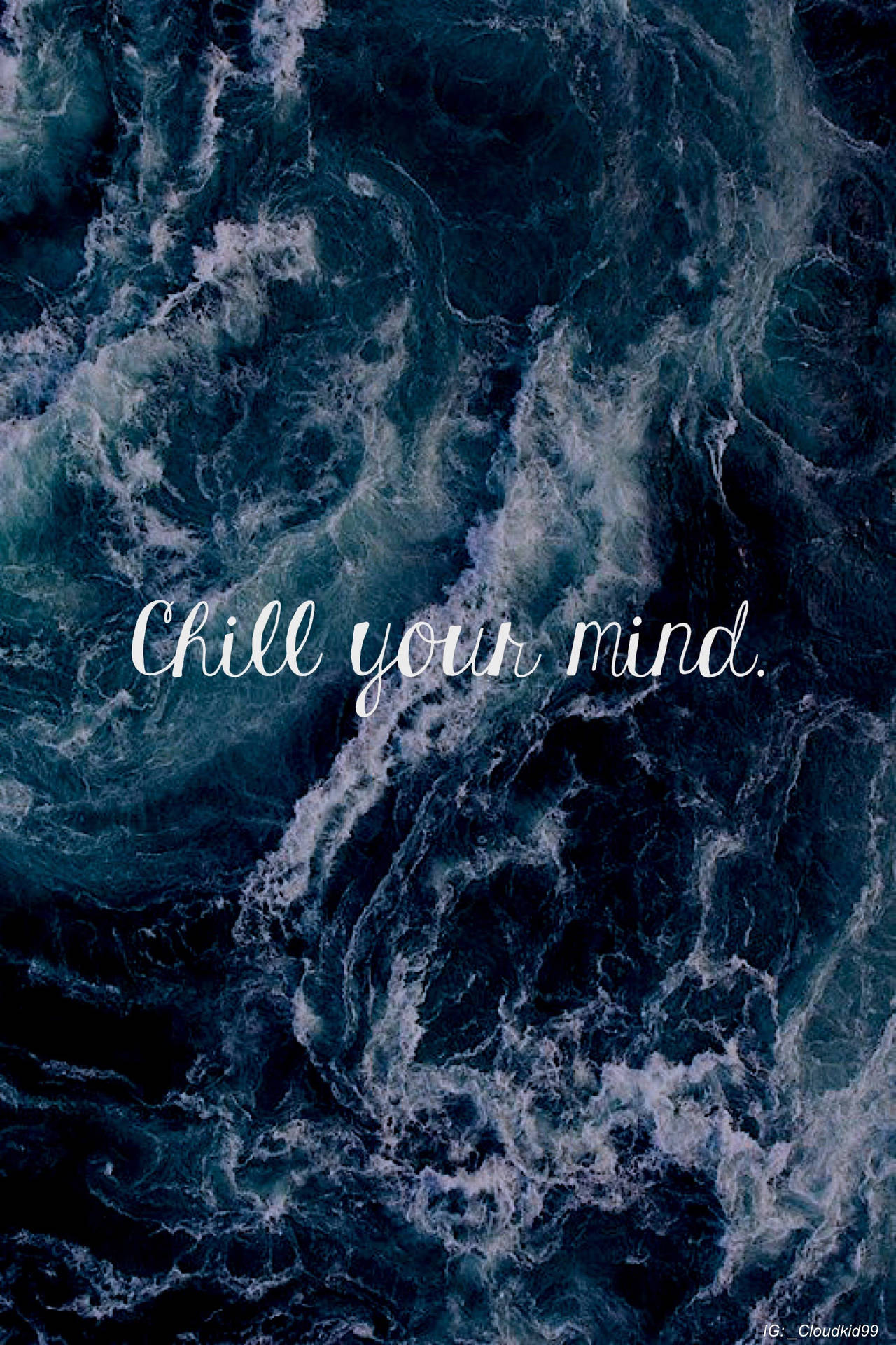 帶有白色泡沫和「chill your mind」文字的黑暗海浪。