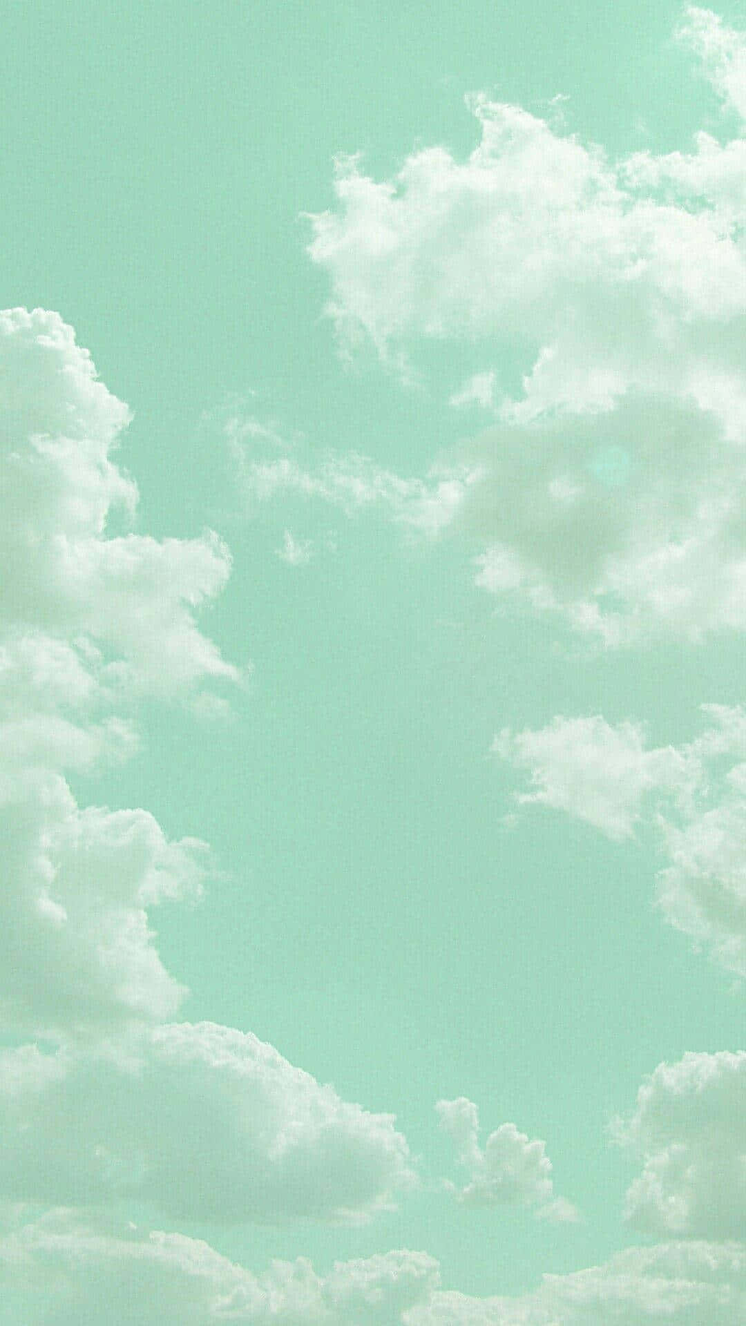 薄荷綠色天空，柔軟的白雲輕輕飄浮。