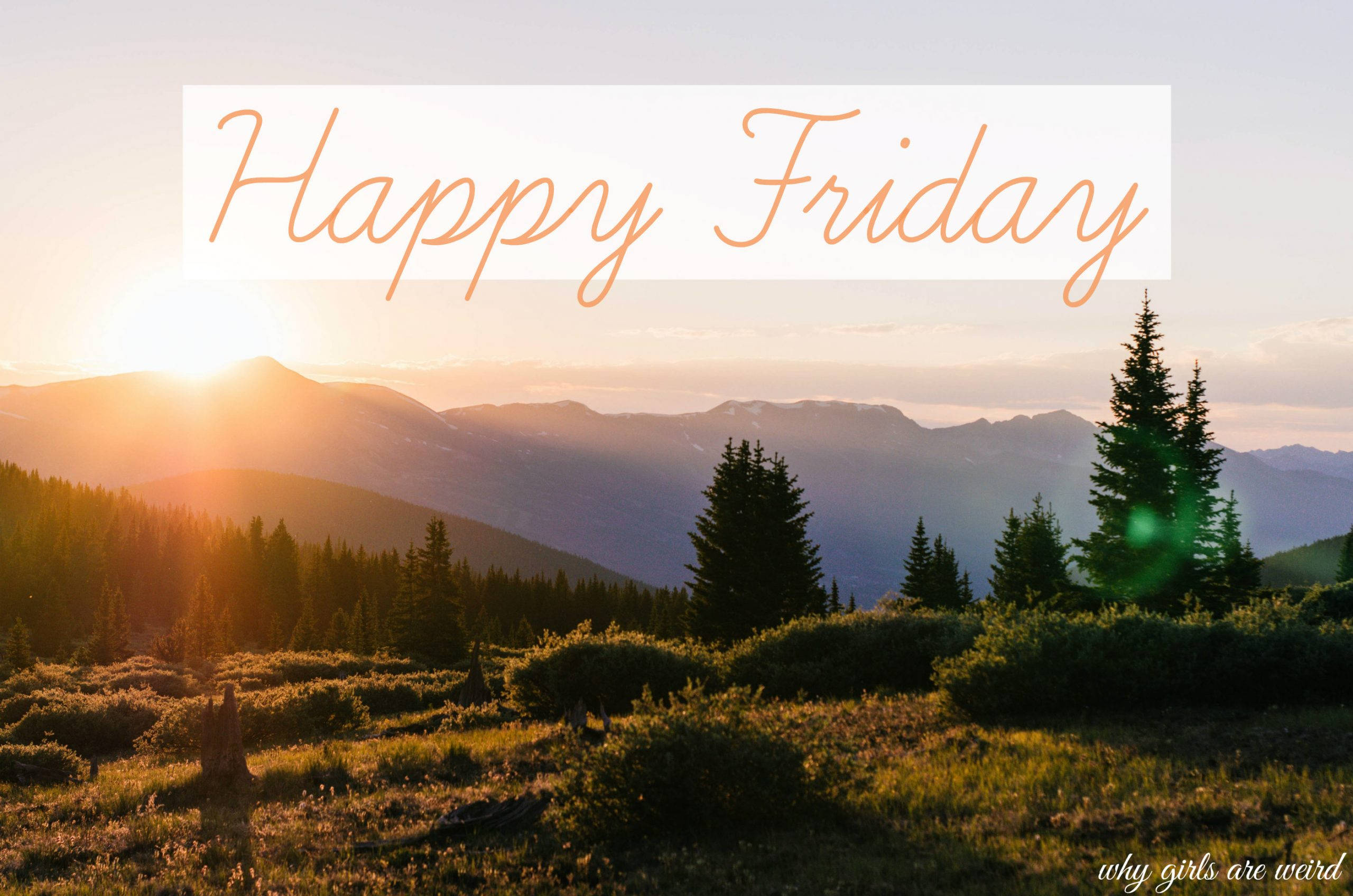 放鬆快樂星期五 壁紙 — 夕陽將山頂和松樹沐浴在金色光芒中，並帶有 'Happy Friday' 文字疊加。