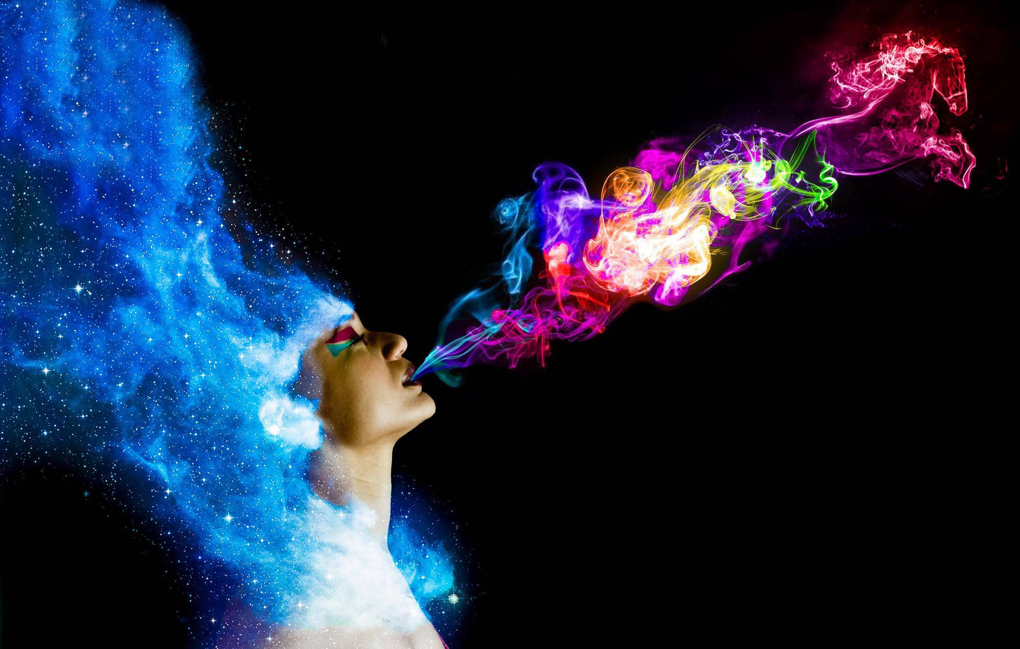 放鬆的嬉皮女子抽煙 壁紙 — 一個人呼出充滿活力的宇宙煙霧，在黑色虛空中形成一個銀河星雲和一匹發光的馬。