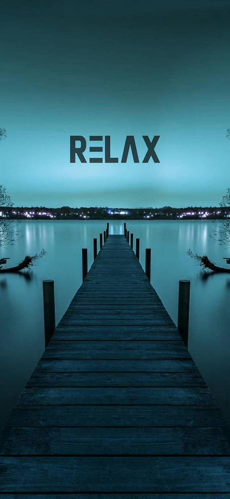 夜晚寧靜的木製碼頭，城市燈光倒映在水面上，上方有relax字樣。