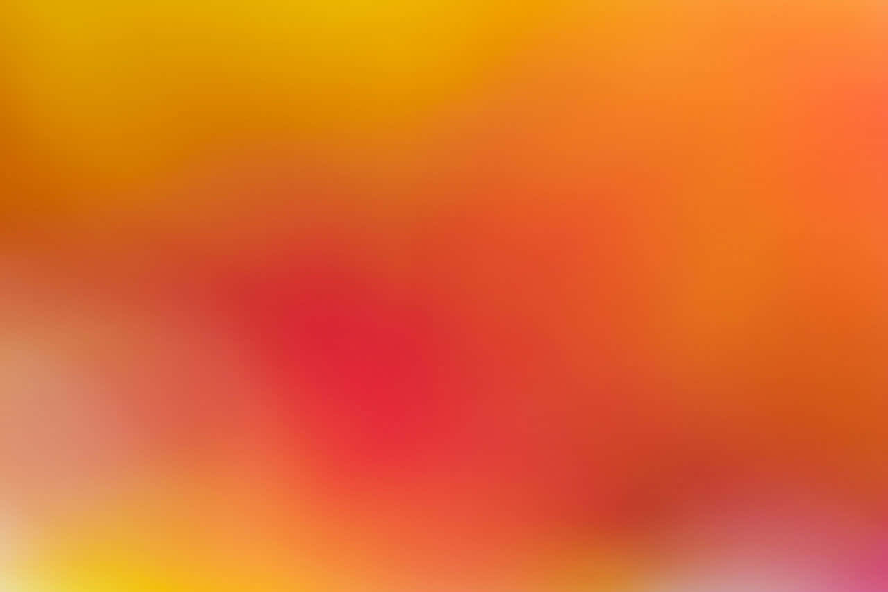 放鬆身心，享受溫暖背景 壁紙 — 從黃色到橙色再到紅色的柔和暖色漸變，營造出舒緩的抽象背景。