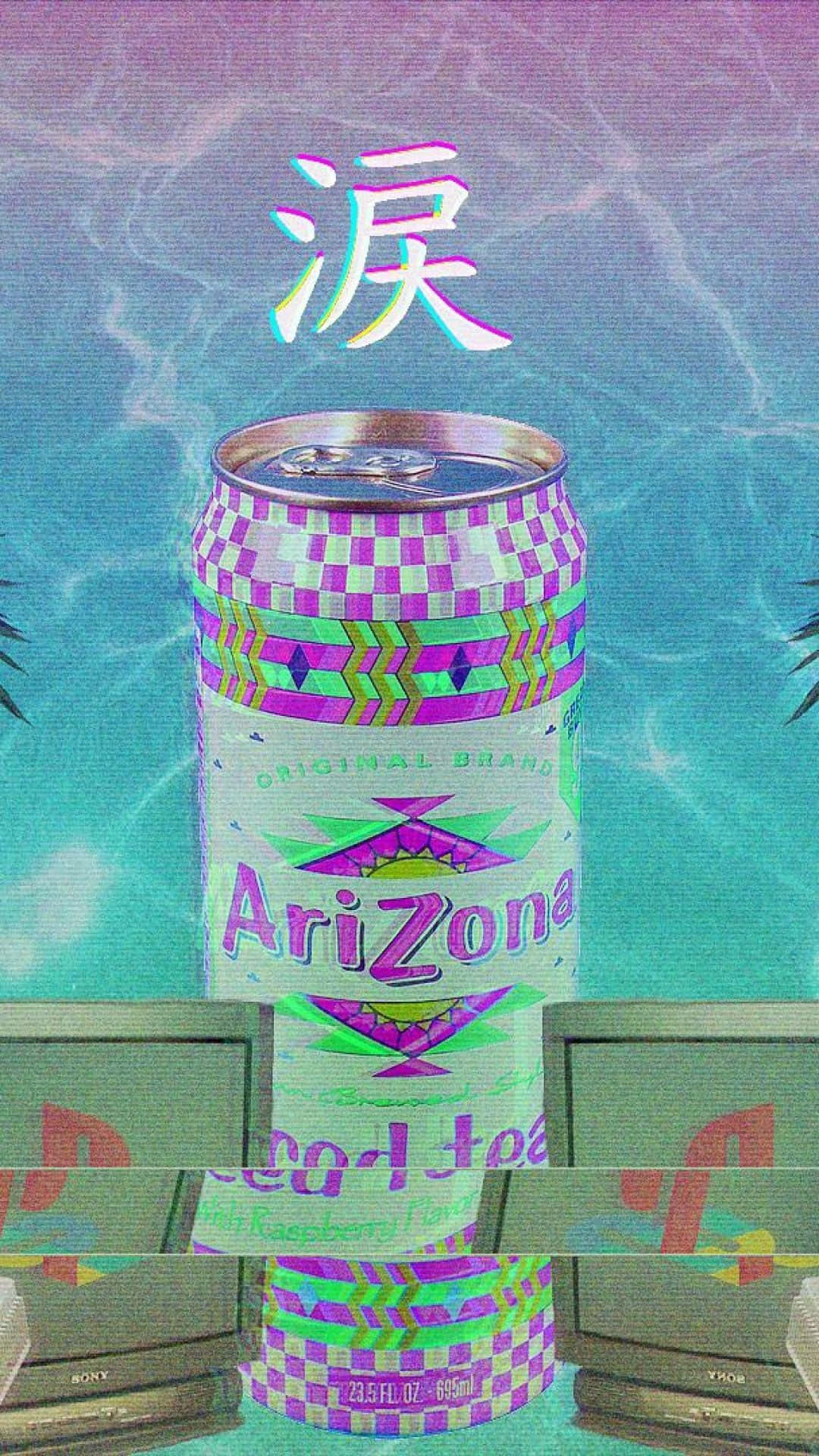 一個色彩繽紛的AriZona冰茶罐在帶有日本文字和棕櫚葉的故障水池中。
