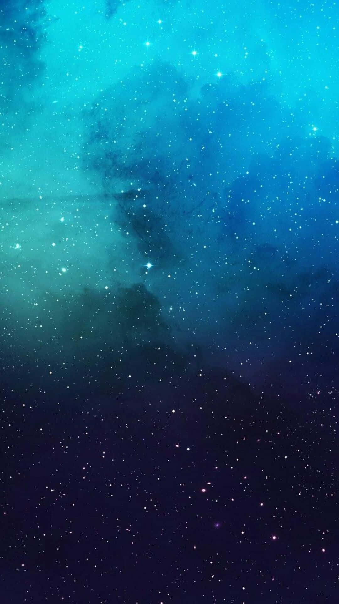 在黑暗的宇宙背景下，藍色和藍綠色調的繁星點點的星雲。
