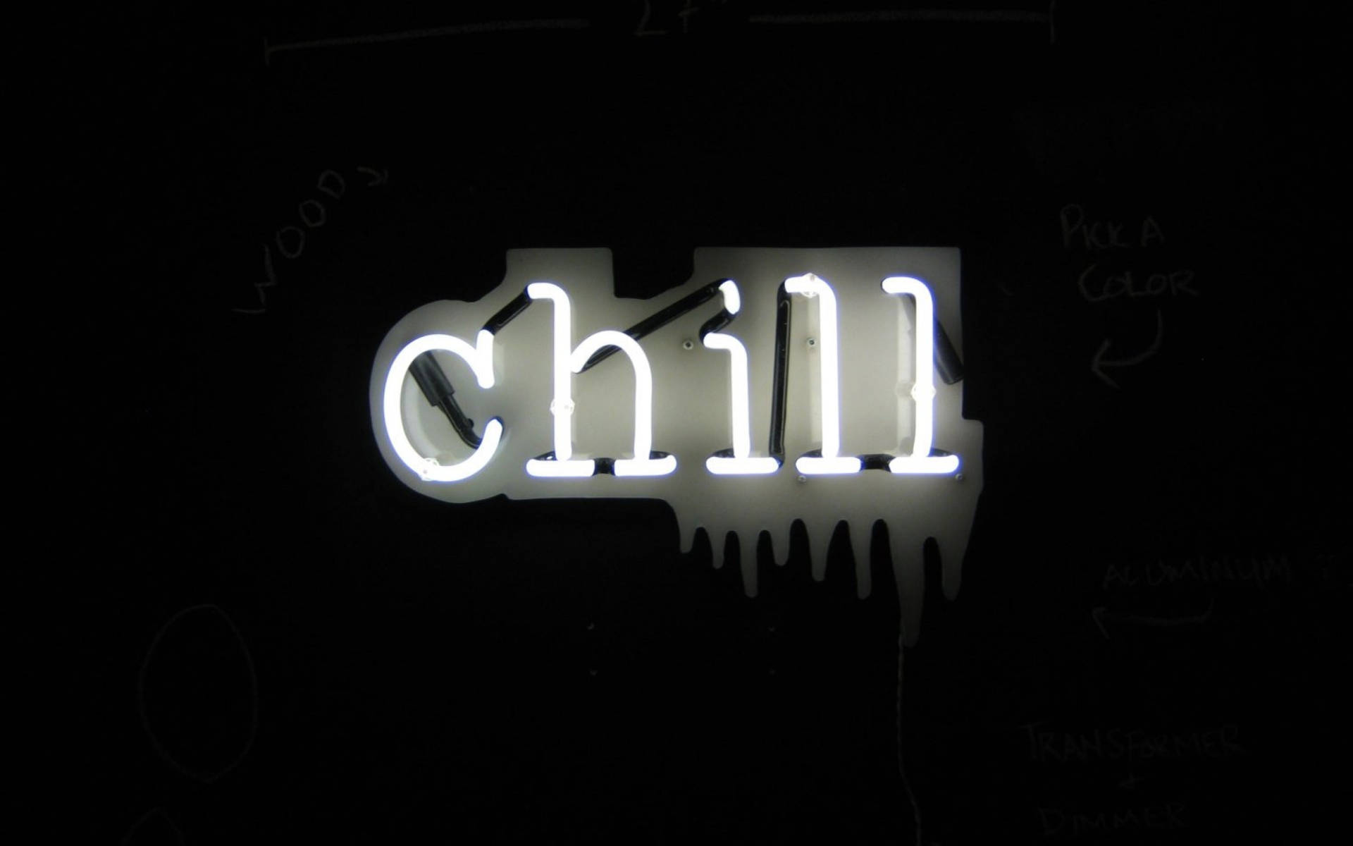 一個白色結他形霓虹燈牌，在黑暗的牆上顯示 chill，並有筆記。