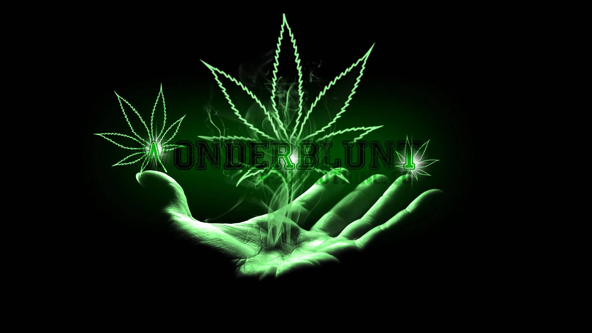 放鬆飄飄手握大麻 壁紙 — 一隻發光的綠色手托著一株閃耀的大麻植物，煙霧在黑色背景中升起。