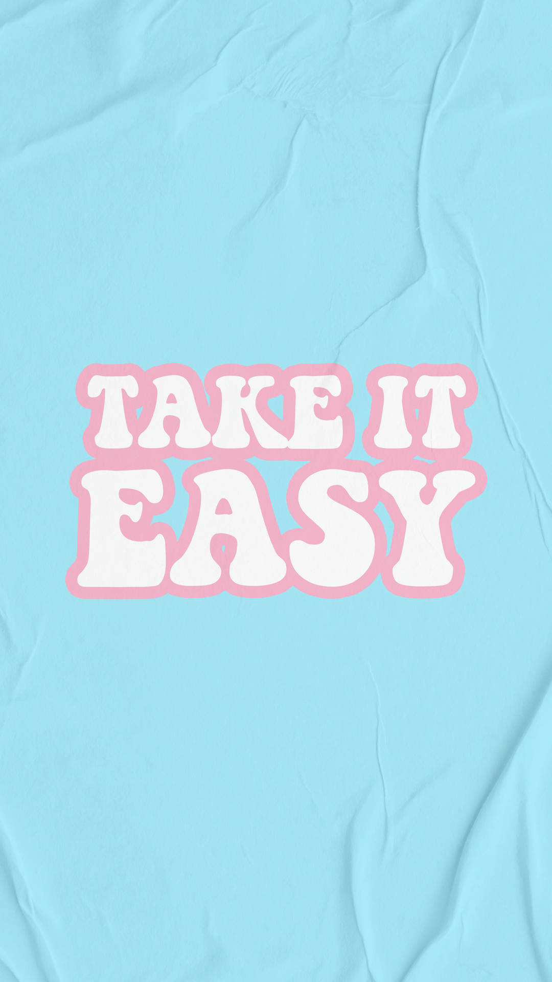 皺巴巴的藍色紙張上，粉紅色輪廓的白色文字寫著「take it easy」。