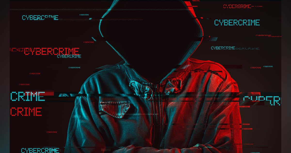 被數碼網絡犯罪文字包圍的匿名戴 hood 穿外套人物。