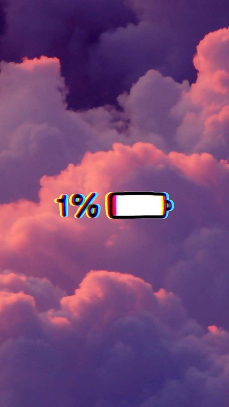 一個帶有故障效果的1%電量圖標漂浮在黃昏時分色彩繽紛的雲彩中。