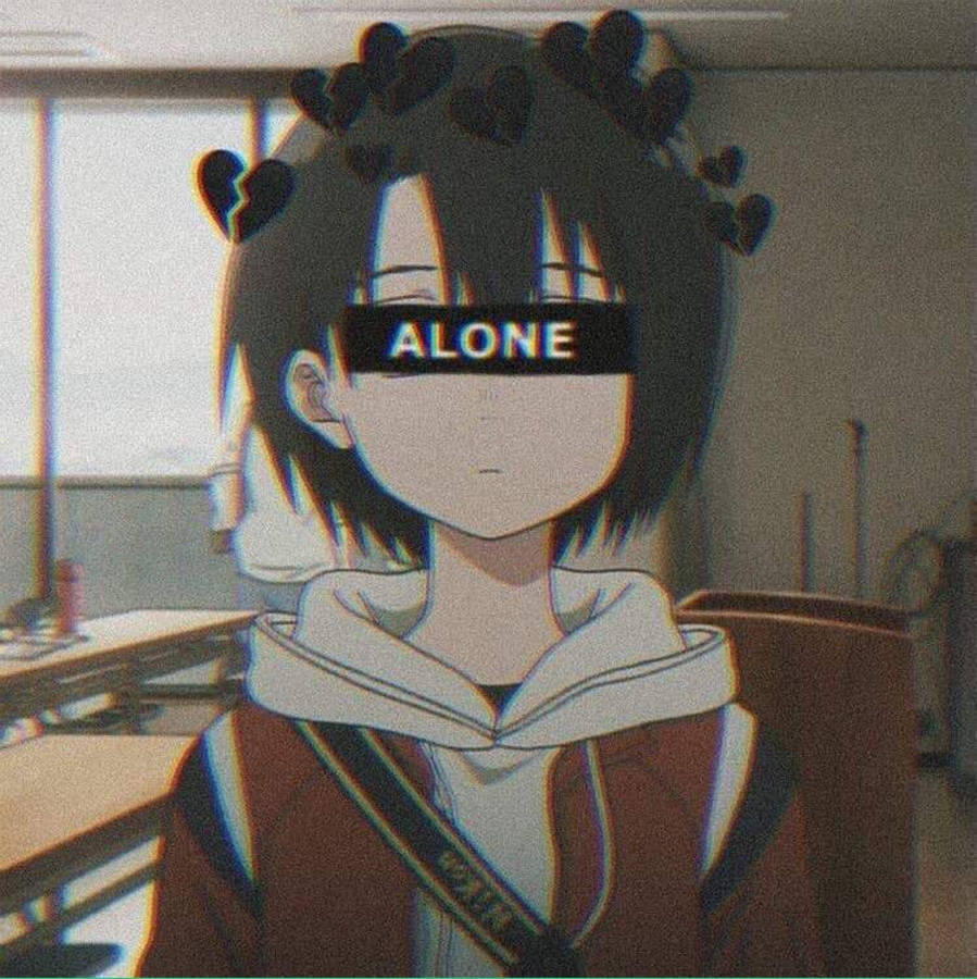 戴著心形髮夾的動漫女孩獨自坐在教室，眼睛上方有「ALONE」字樣。