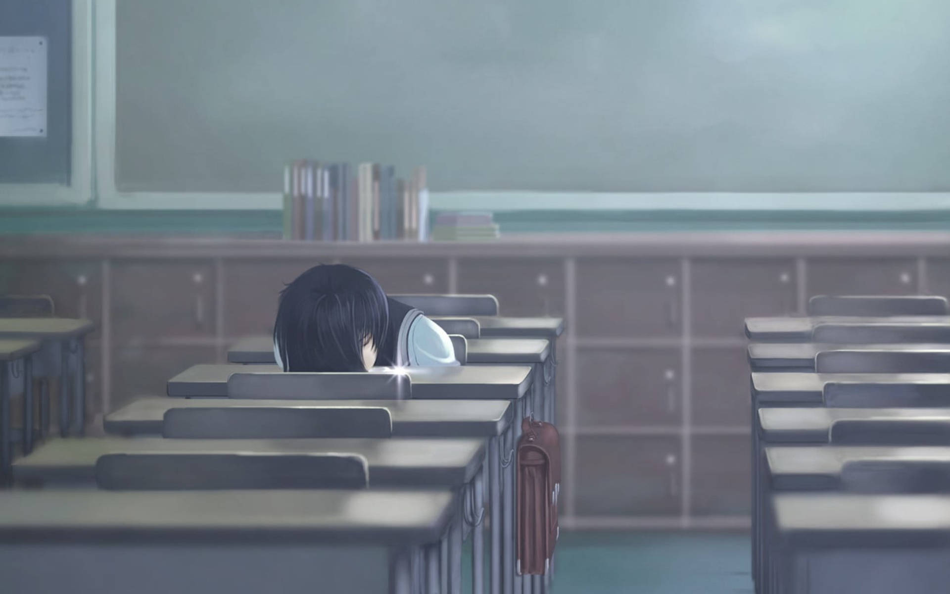 教室獨坐動漫少女 壁紙 — 一個孤獨的動漫學生在空蕩蕩的教室裡睡覺，書桌延伸到朦朧的遠方。