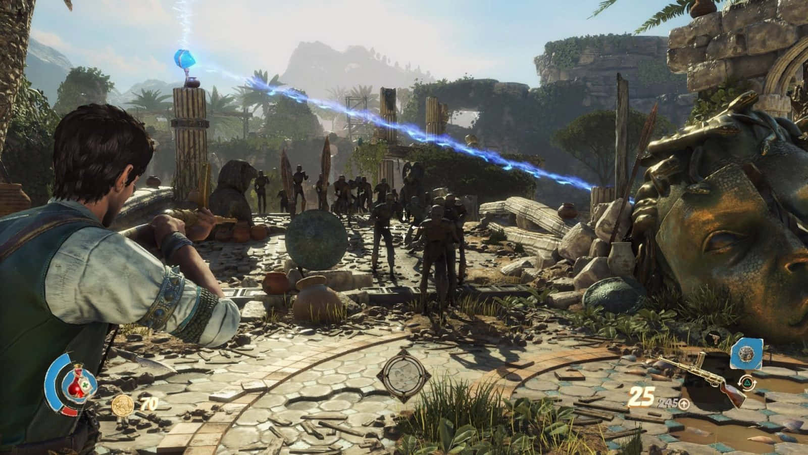 教授對抗敵軍群 最佳《Strange Brigade》背景 壁紙 — 一個電子遊戲角色在陽光明媚的廢墟中，用發光的藍色武器瞄準一群敵人，廢墟中有巨大的石頭頭像和棕櫚樹。