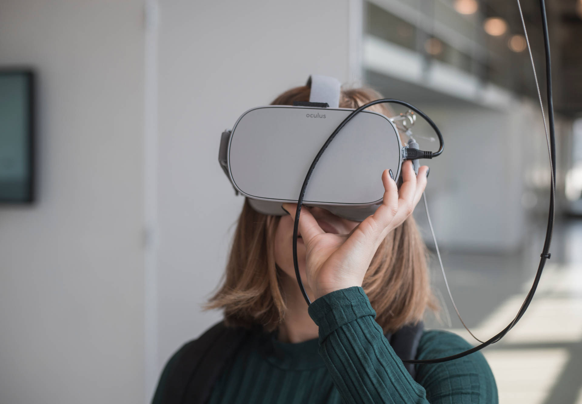 人士在室內調整Oculus VR頭戴式裝置