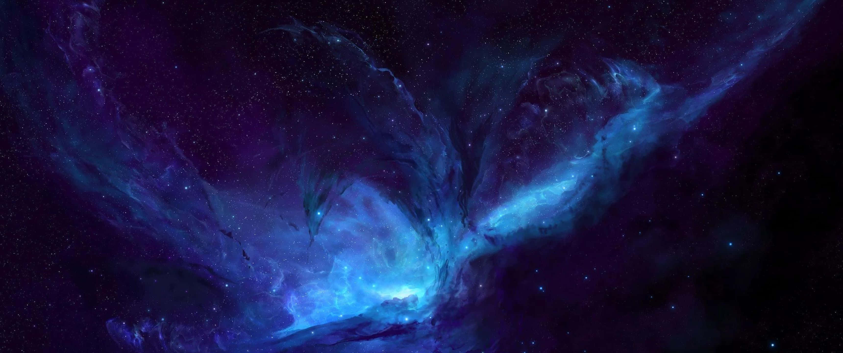 敞開心扉，探索無限藍色宇宙 壁紙 — 一個宇宙星雲在深紫色和電光藍色中旋轉，映襯著星場，散發著空靈的能量。