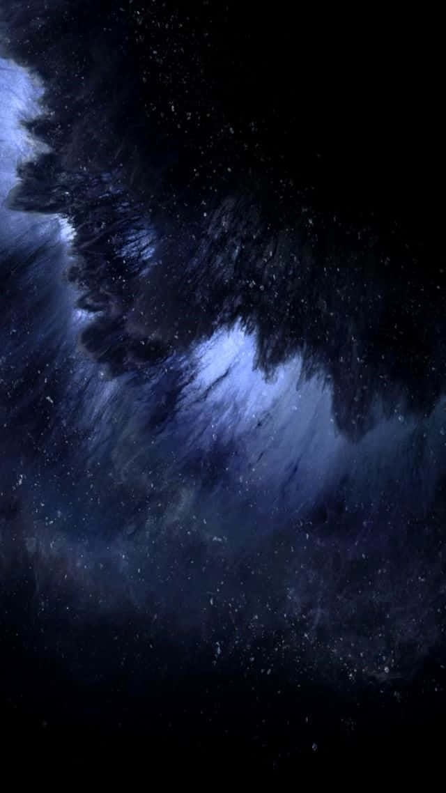 一個旋轉的宇宙星雲，星星在深靛藍和黑色太空中。