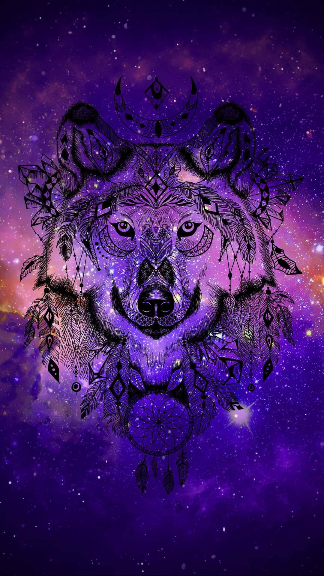 敢於狂野 壁紙 — 一隻神秘的狼，飾有捕夢網和羽毛，從充滿活力的紫色銀河背景中凝視。