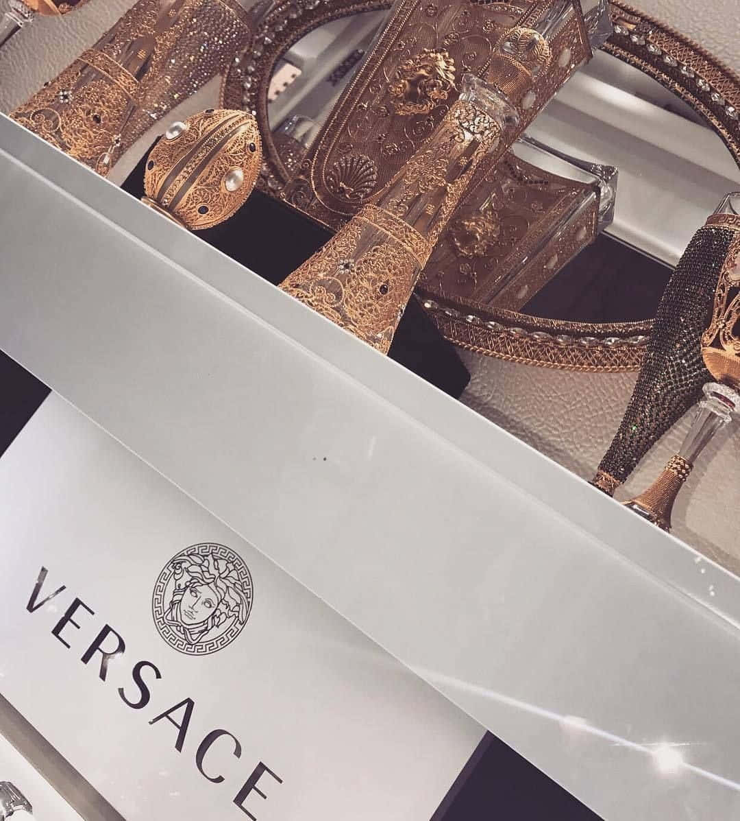 Versace奢華手袋，金色細節和珍珠，放在品牌盒中。