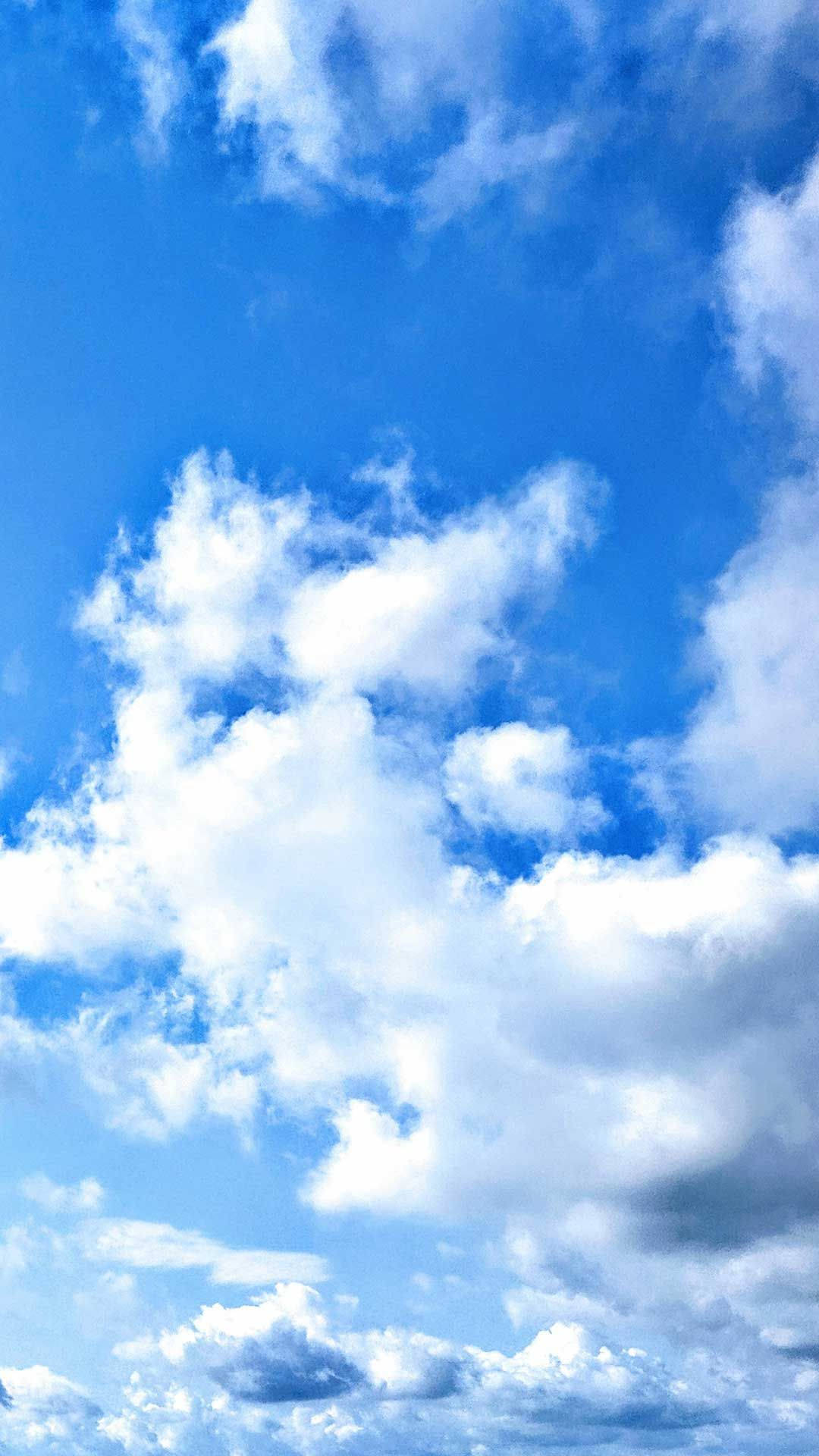 晴朗日子裡藍天中散落的白雲。