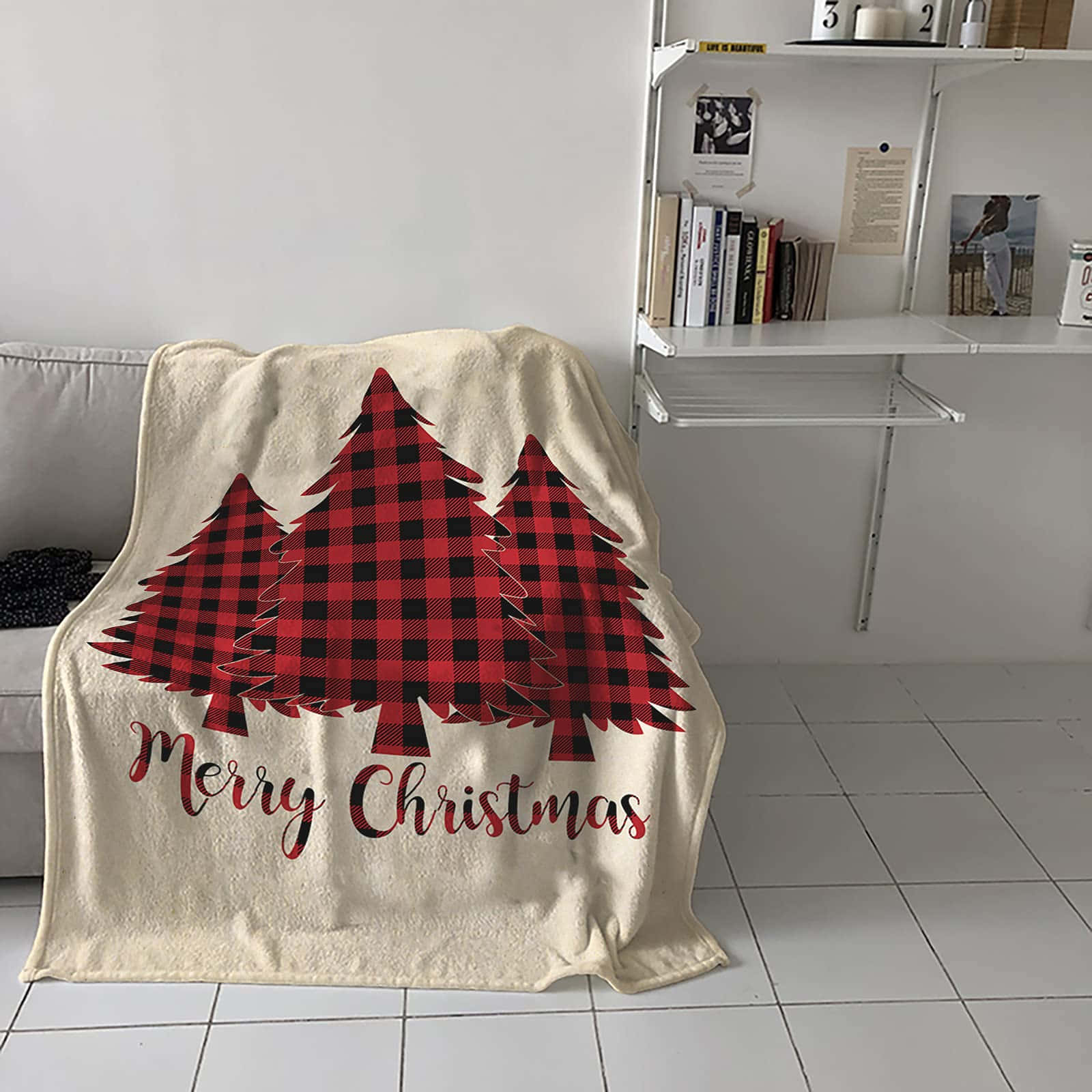 奶油色毛毯，上面有紅色格紋松樹和Merry Christmas文字，室內披掛。