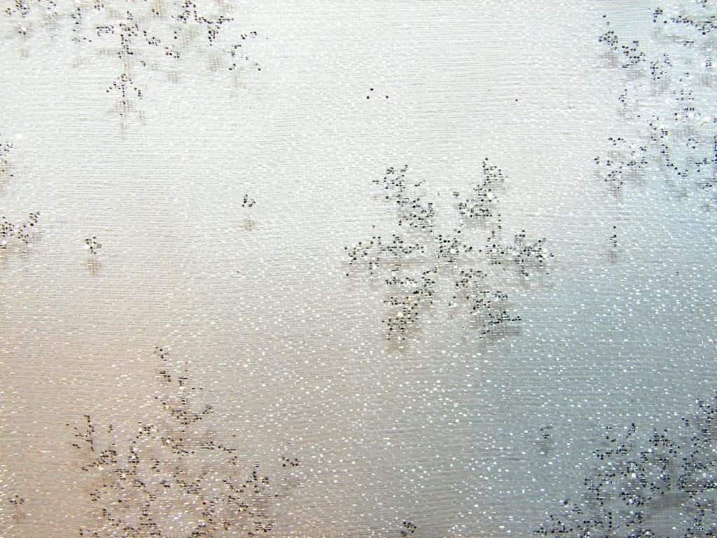 柔和漸變燈光下玻璃上的結霜雪花圖案。