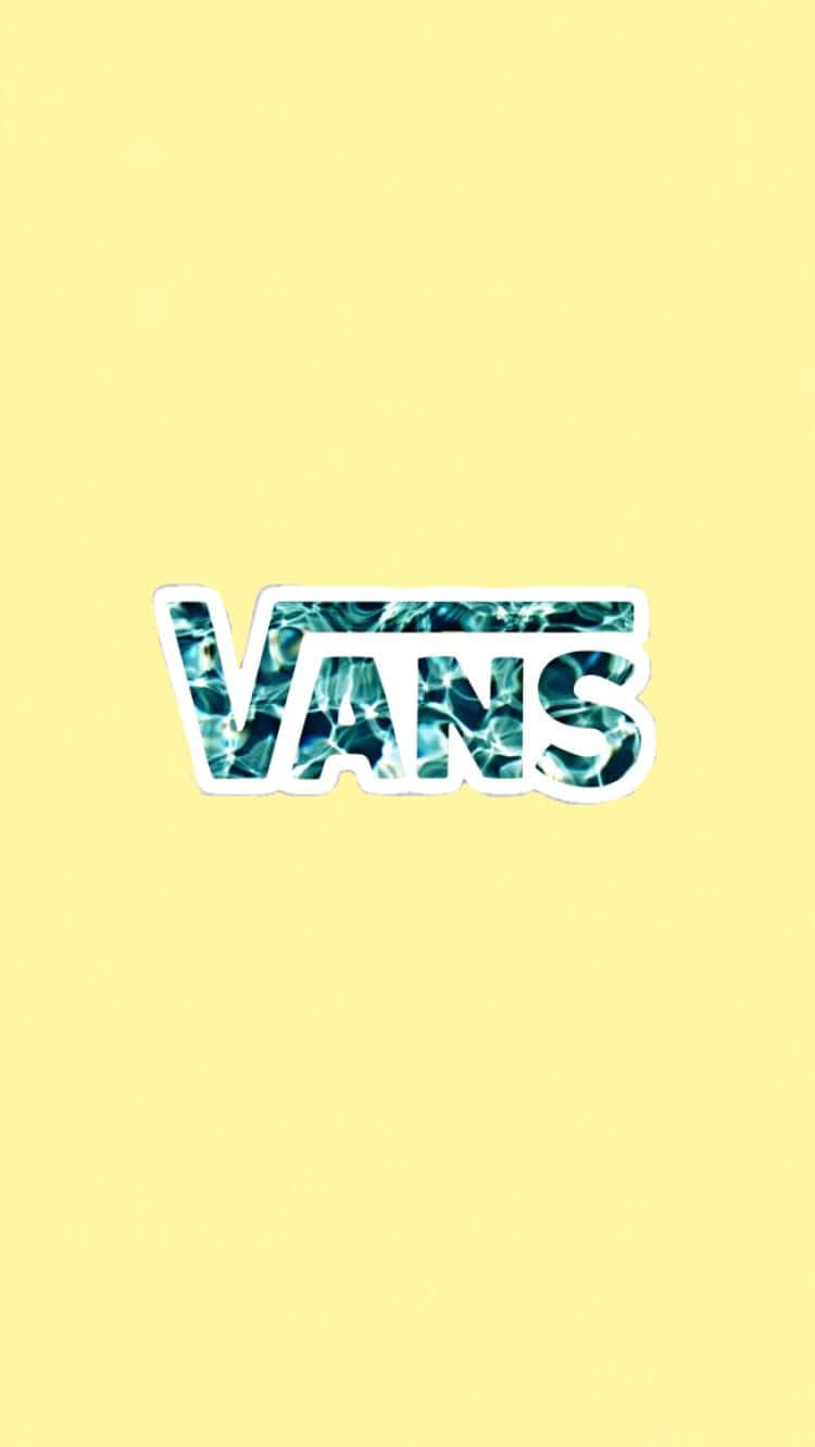 Vans 標誌在黃色背景上帶有水波紋圖案。