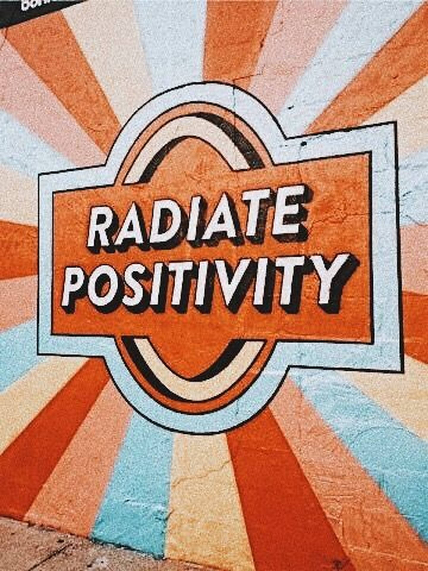 RADIATE POSITIVITY 壁畫，帶有太陽光線，位於紋理牆上。