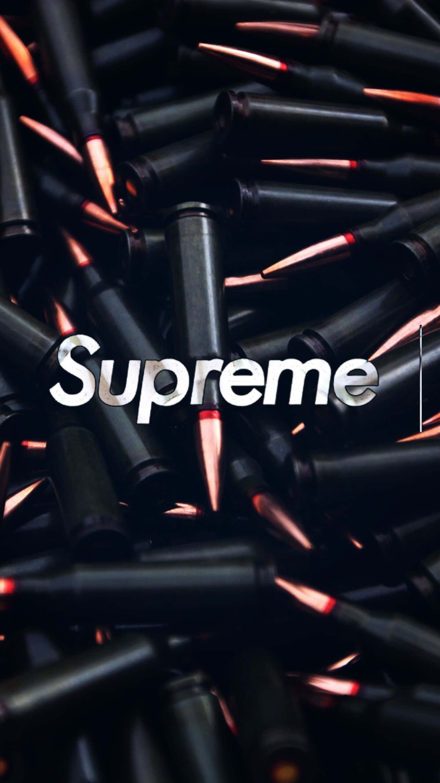 Gang 桌布 壁紙 — 散落的黑色子彈特寫，銅色彈頭，上面覆蓋白色Supreme標誌。