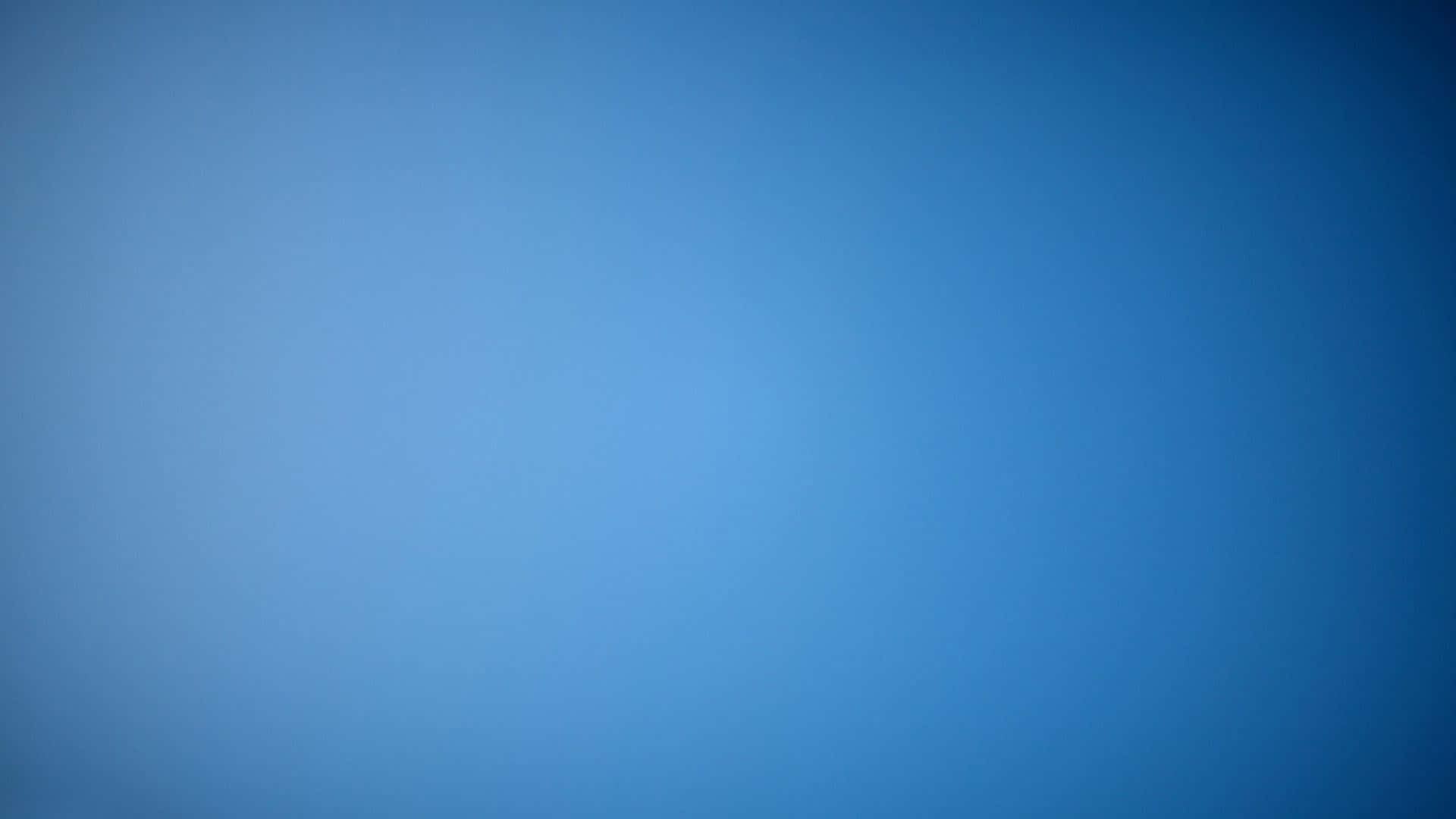 整潔的皇家藍漸層背景 壁紙 — 一個平滑的漸變，從淺藍到深藍的平靜藍色調過渡整個畫面。