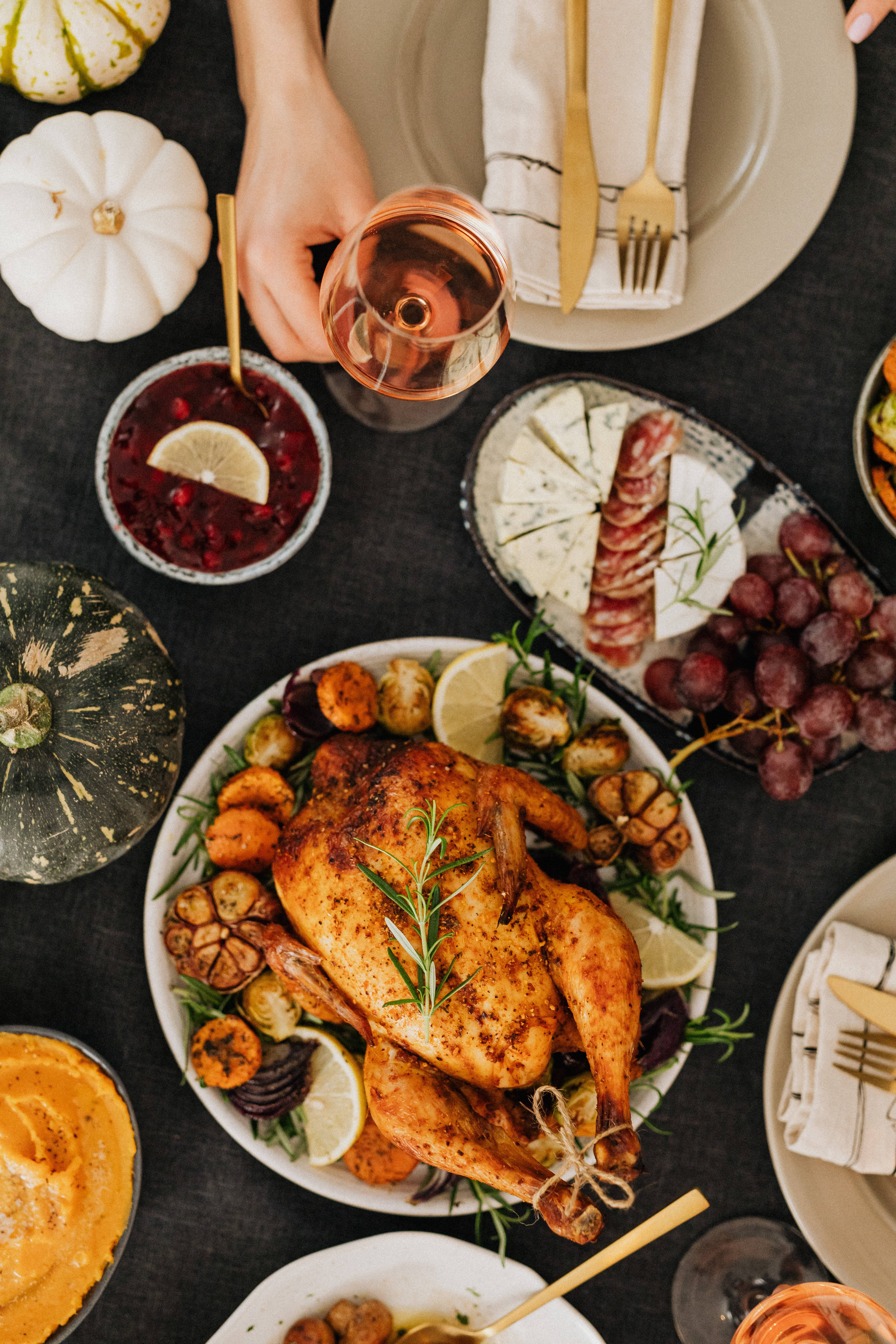 整隻烤雞美食 壁紙 — Overhead view of a festive Thanksgiving table with roasted turkey cranberry sauce and autumnal decor.