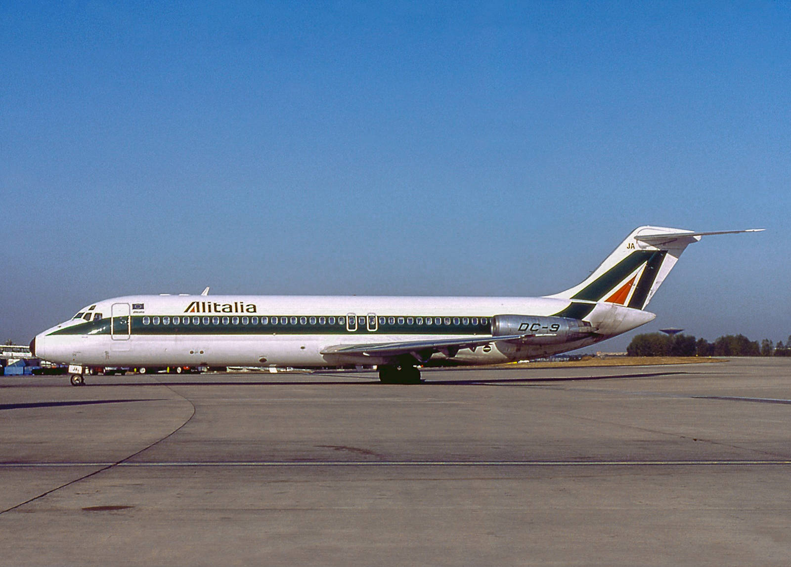 意大利航空 DC-9 飛機停在藍天下的機場停機坪上