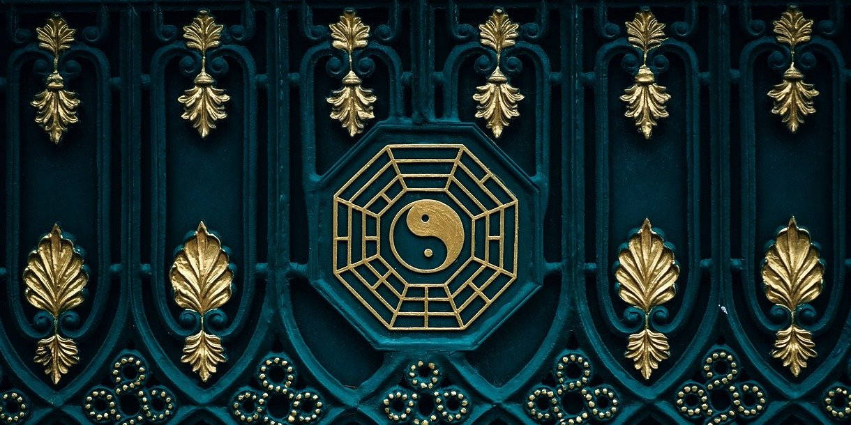 整體陰陽符號 壁紙 — 金色陰陽和八角八卦裝飾著帶有葉子圖案的深青色華麗金屬門。