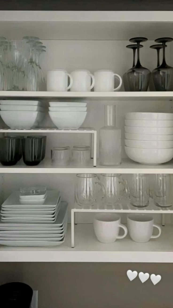 Minimalist Design 桌布 壁紙 — 整齊排列的白色和灰色餐具架，玻璃杯、馬克杯和碗以極簡風格擺放。