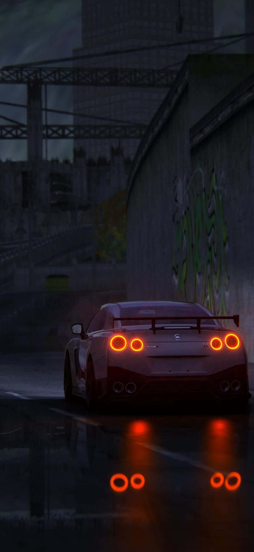 數位夜景Nissan R35 GT-R圖 壁紙 — 一輛紅色跑車帶有發光的橙色尾燈，在夜間駛過潮濕的城市小巷，倒映在濕漉漉的路面上。