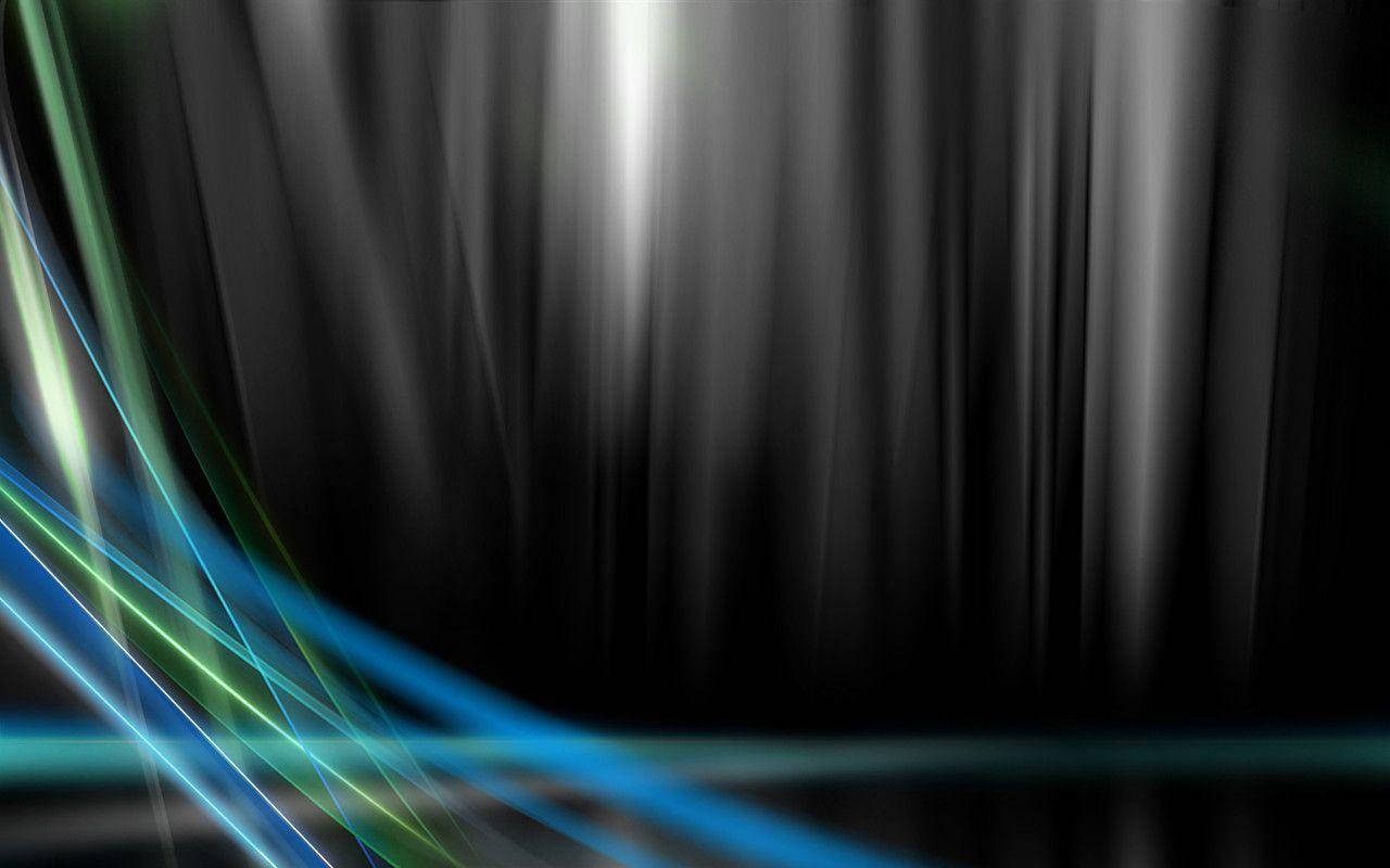 數位窗簾風 Windows Vista 壁紙 — 藍色和綠色光的動態條紋在帶有柔和垂直高光的深色漸變背景上流動。