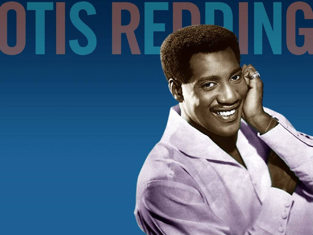 數位編輯奧蒂斯·雷丁 壁紙 — Otis Redding 穿著薰衣草色西裝，在鮮明的藍色漸變背景上，他的名字以大型彩色字母呈現，溫暖地微笑。