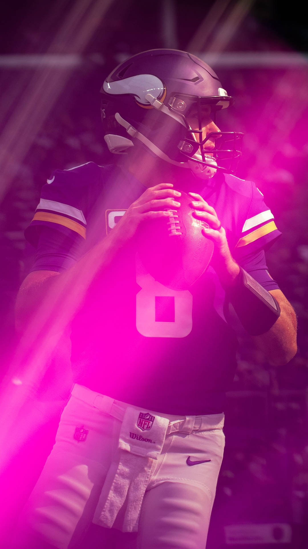 數位繪製 Kirk Cousins 壁紙 — 一位身穿紫色頭盔和球衣的美式足球四分衛在戲劇性的粉紅色體育場燈光下持球。