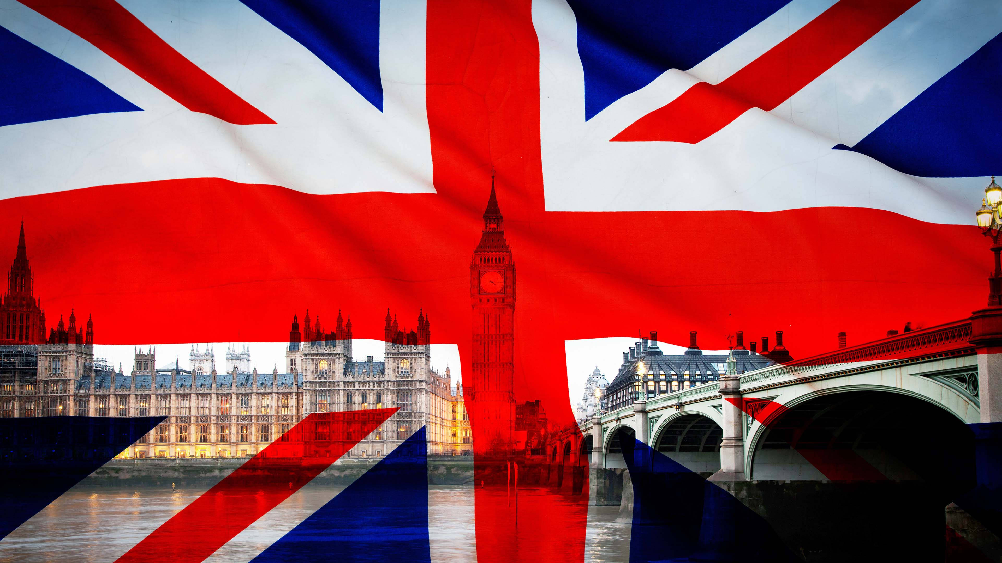 數位英國國旗海報 壁紙 — 一面鮮豔的英國國旗覆蓋著黃昏時分倫敦天際線，包括大笨鐘和西敏橋。