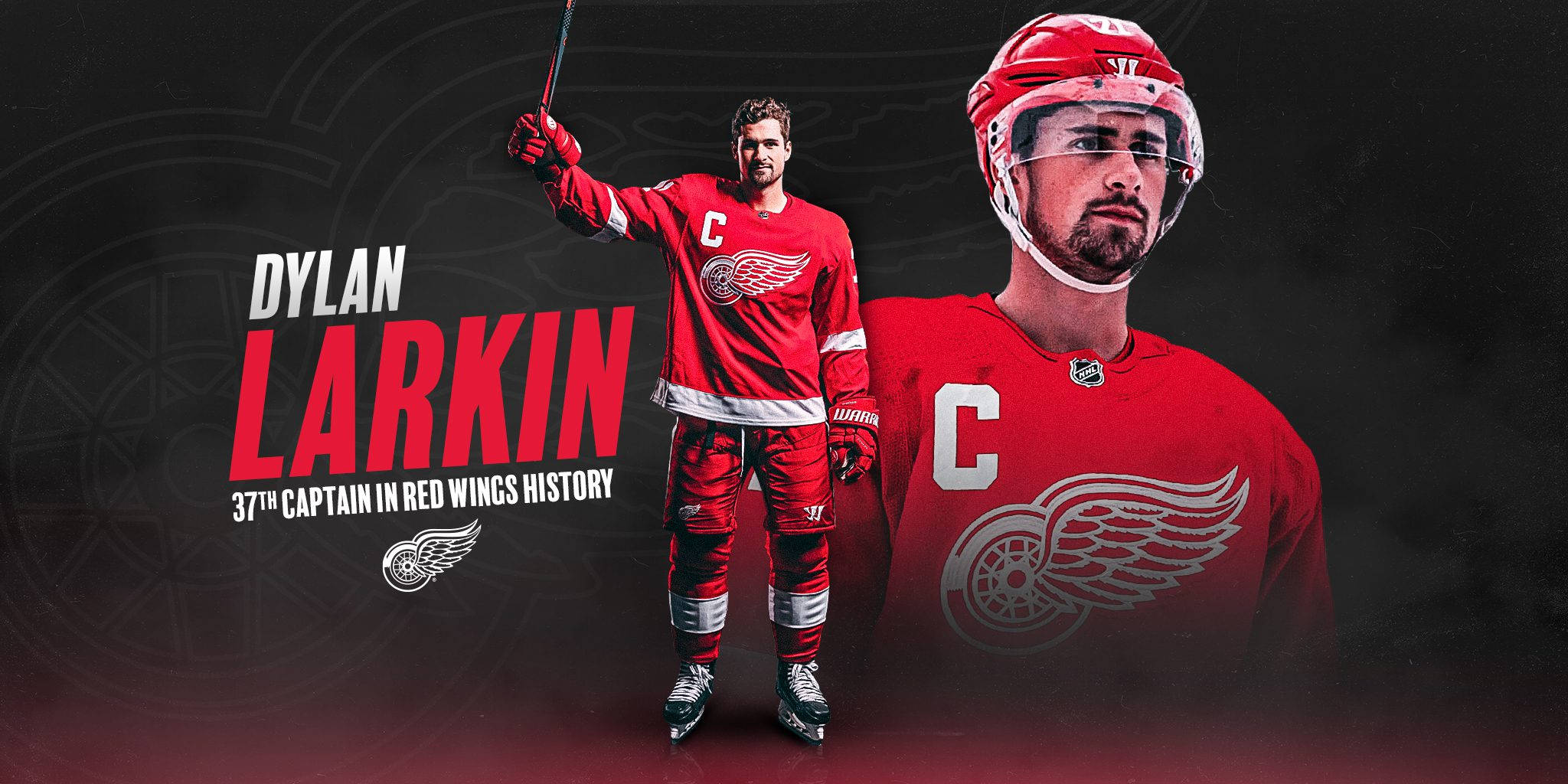 數位藝術作品：冰球員迪倫·拉金擔任隊長 壁紙 — Dylan Larkin 身穿紅色底特律紅翼球衣，作為隊長高舉球棍，配以粗體文字和球隊標誌，背景為深色漸變。