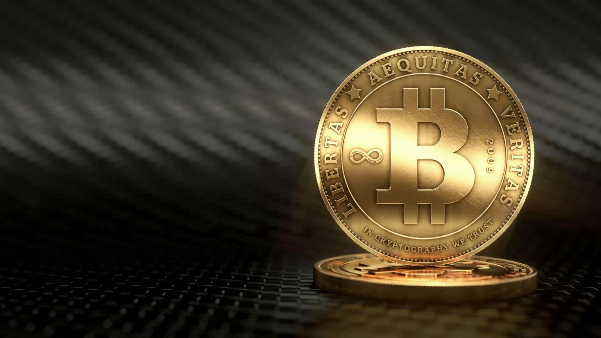一枚帶有雕刻文字的金色比特幣直立於深色紋理表面上。