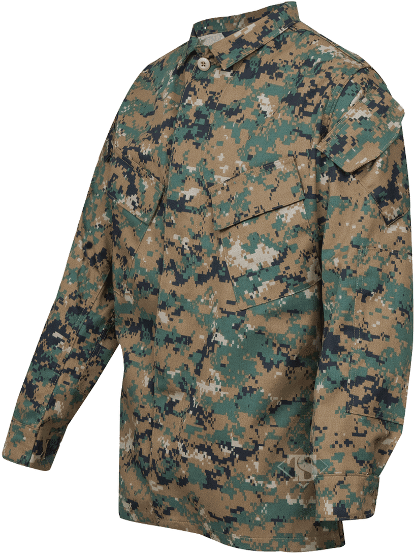 數位迷彩軍用夾克 壁紙 — 一件軍用數碼迷彩襯衫，帶有像素化的綠色、棕色和黑色圖案，展示在黑色背景上。