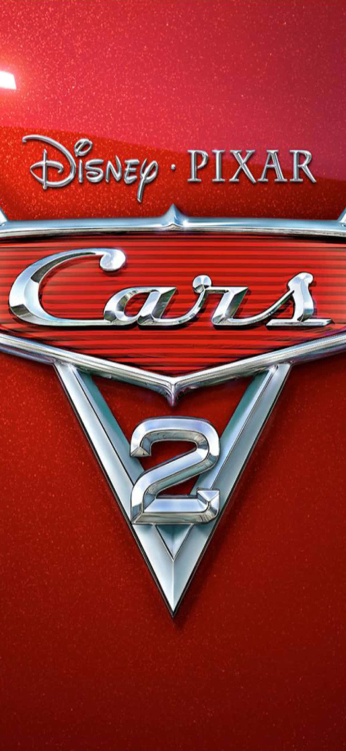 數位關鍵藝術 iPhone X 賽車背景 壁紙 — 閃亮的鍍鉻「Cars 2」標誌在明亮的攝影棚燈光下，在帶有紋理的紅色汽車引擎蓋上閃耀。